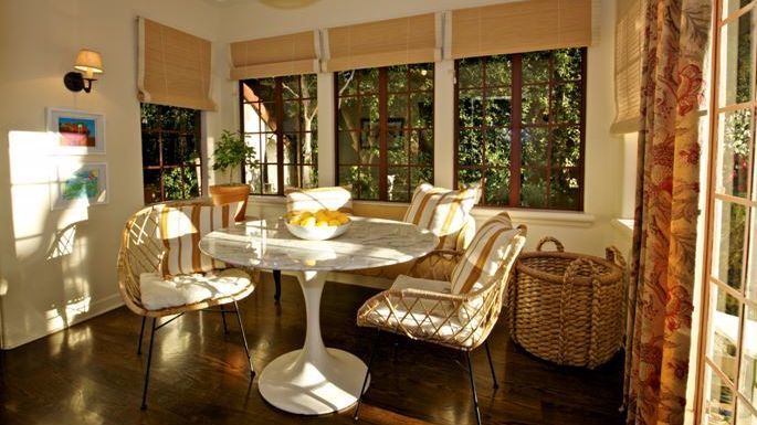 http://www.ellenbrill.com/press/home/dining-area-round-table.jpg